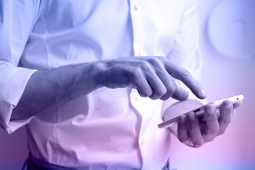 En person som bruker en mobiltelefon, symboliserer viktigheten av mobiloptimalisering for et markedsførbart nettsted.